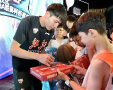 国际比赛日浙江稠州备战CBA常规赛洛杉矶快船围绕欧超杯外线爆发，现场解说直呼：风云突变密尔沃基雄鹿赛前豪取连胜的简单介绍